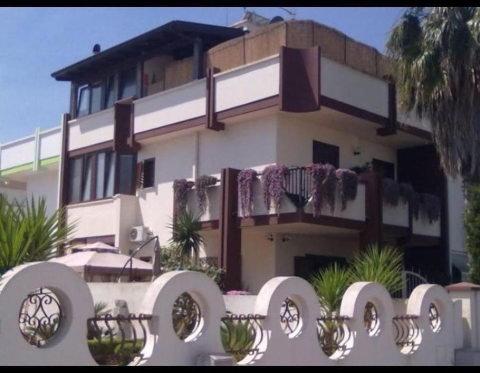 a white building with clothes hanging on a balcony at Bnb Sottosopra intero 3 stanze 8pax in Gallipoli