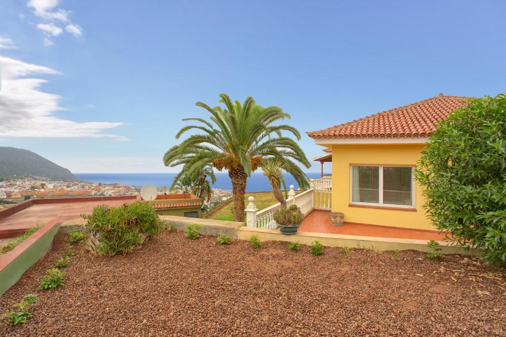 a yellow house with a view of the ocean at Hiding Place Apartamento Mocan in Los Realejos
