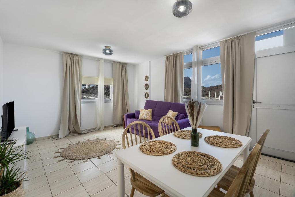 a living room with a white table and chairs at Jimaguas in Tamaduste