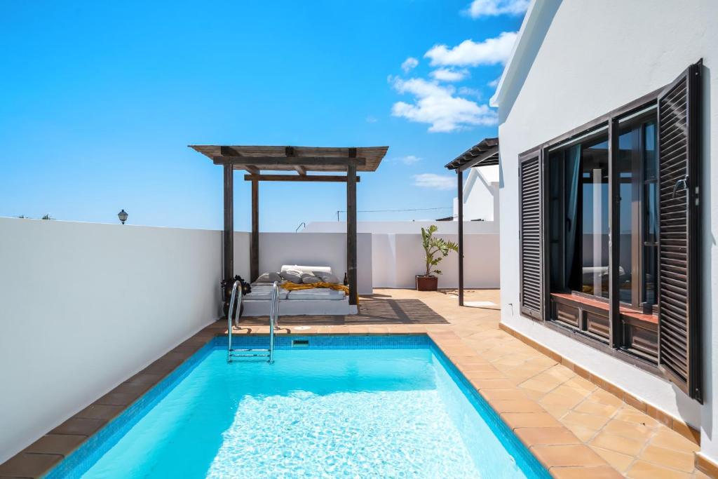 a swimming pool on the roof of a house at Villa Princesa Faina in Tías
