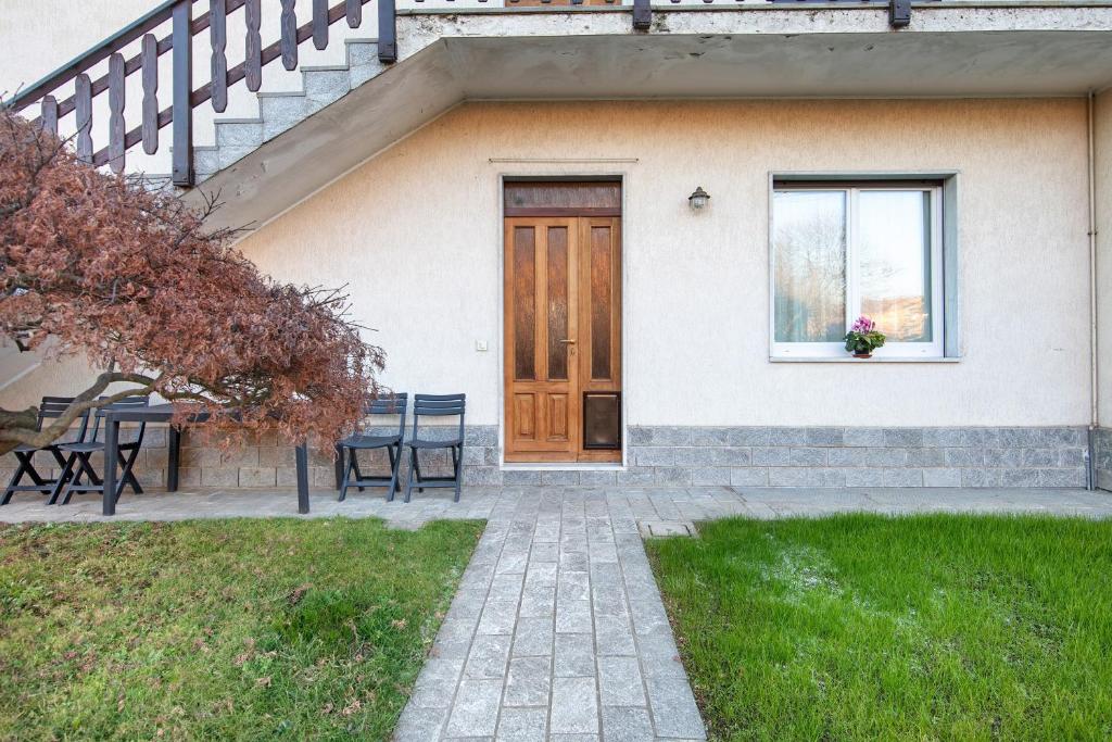 a house with a wooden door and a table and chairs at Dante210 in Cassina Rizzardi