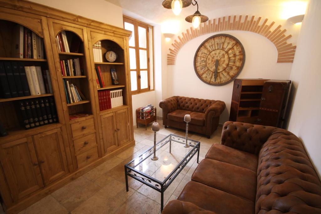 uma sala de estar com um sofá e uma mesa em Aux Bords du Temps em Zonza