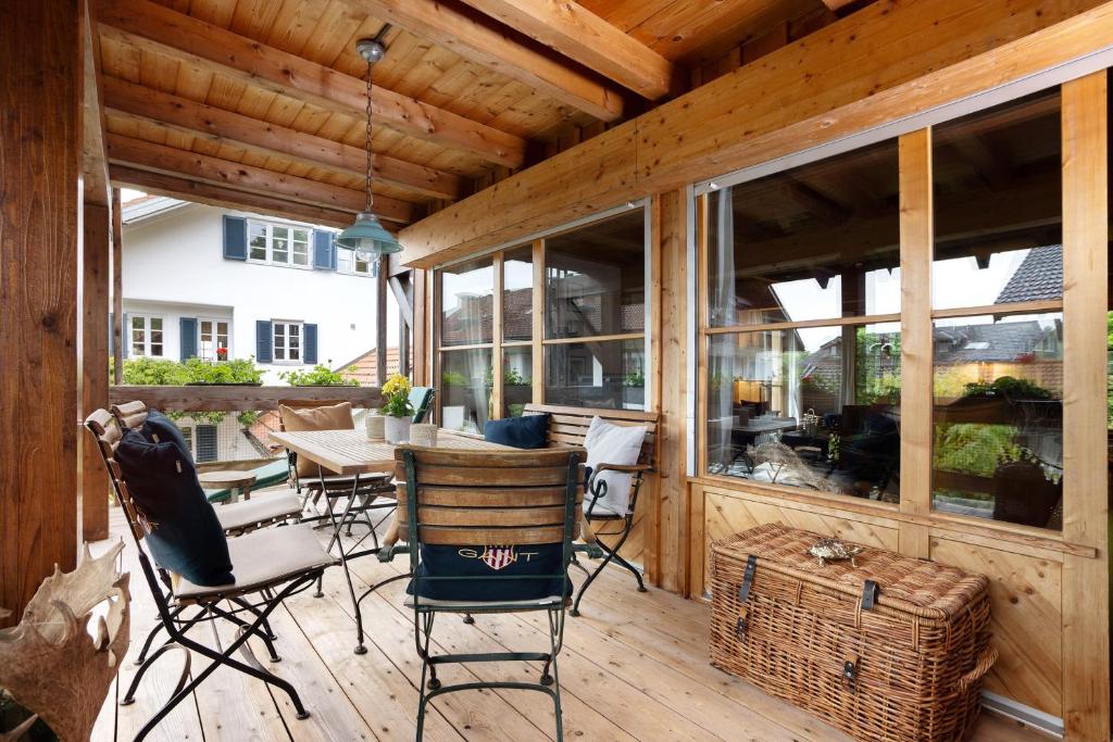 a screened in porch with a table and chairs at Ferienhaus Chalet Montfort in Sonthofen