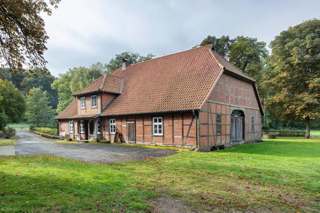 an old red brick house in a field at Hof Hohe Eichen in Göhrde