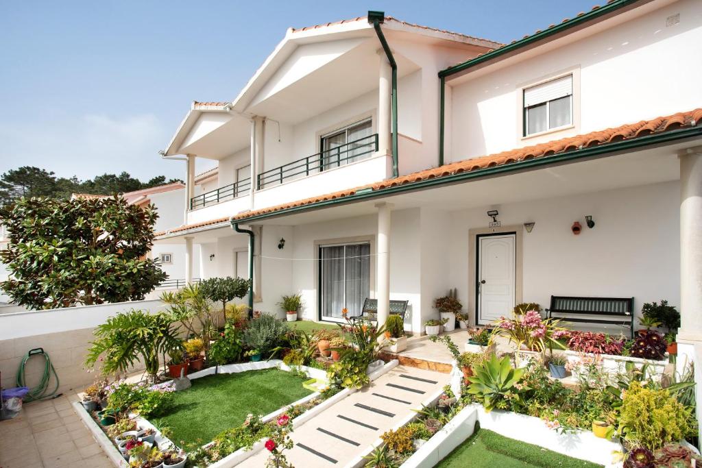 a house with a garden in front of it at Casa da Cândida in Nazaré