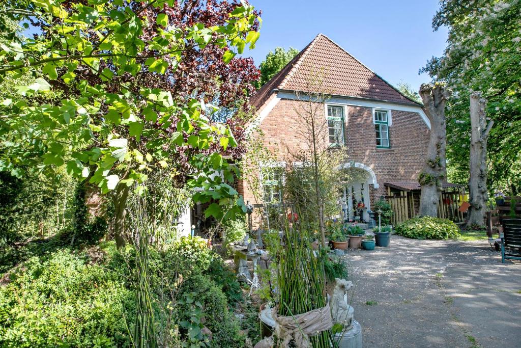 a garden in front of a brick house at Ferienhof Schülp in Schülp