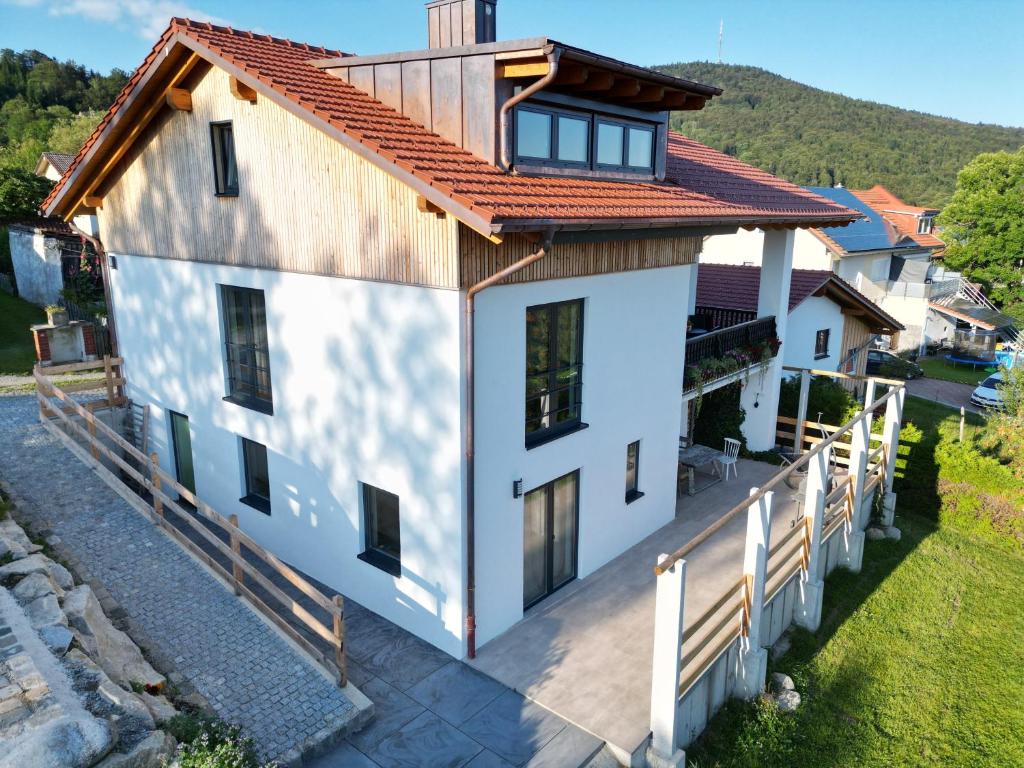 a white house with a red roof at Chalet Sonnenwald in Grattersdorf