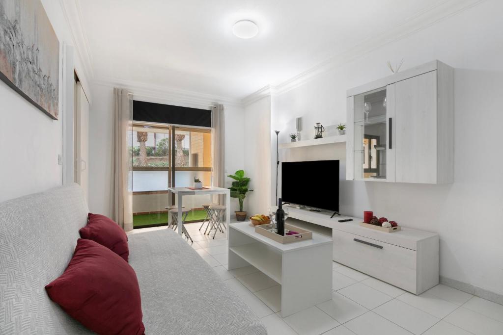 a living room with a couch and a tv at Apartamento El Tute in Bajamar