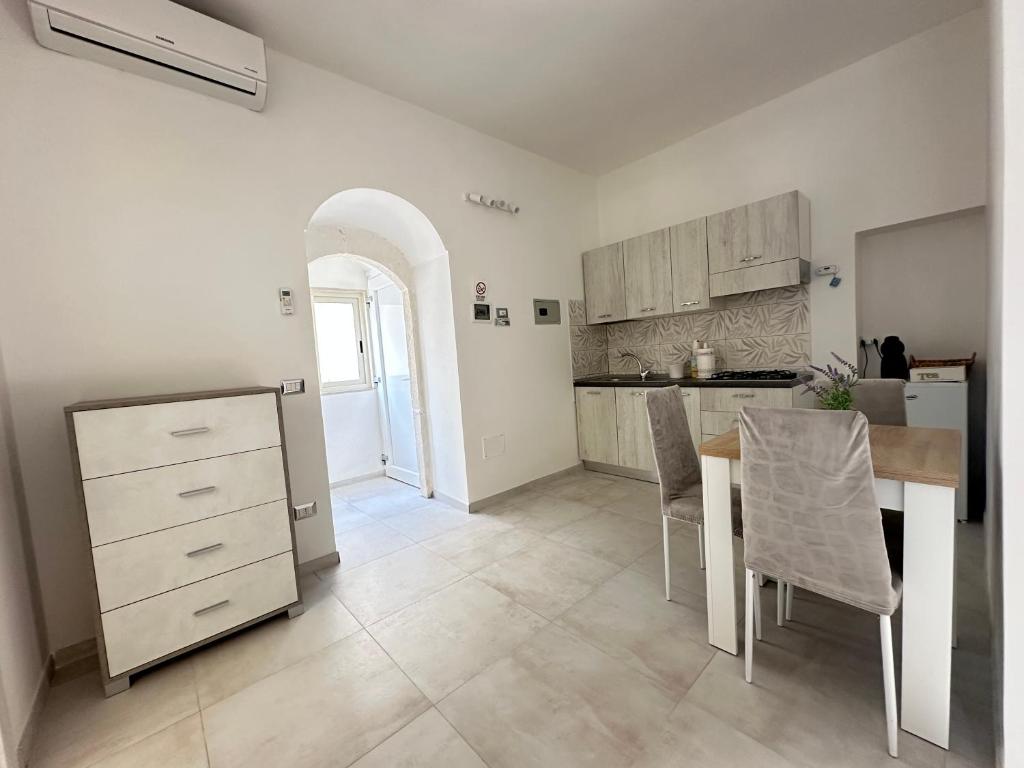 a kitchen with a table and chairs in a room at Casa Vacanze Flora in Peschici
