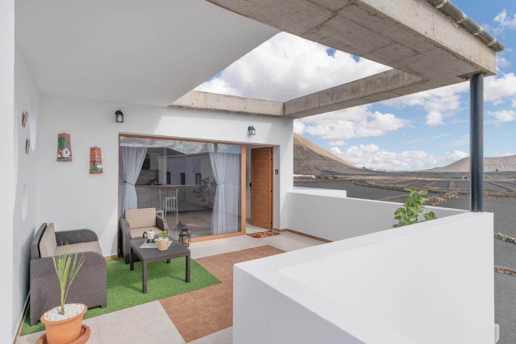 a white house with a view of the mountains at Marde Loft in Tinguatón