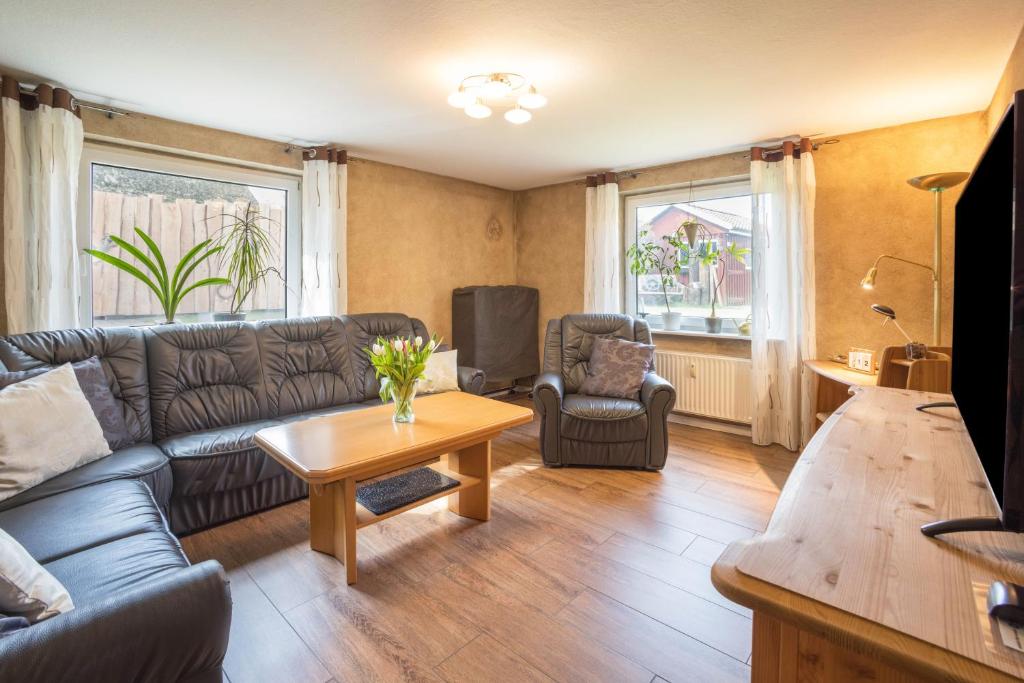 a living room with a couch and a table at Ferienwohnung Krempermoor 1 in Krempermoor