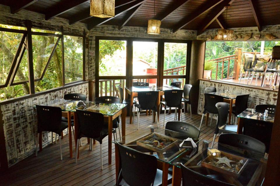 Um restaurante ou outro lugar para comer em Pousada Solar das Tartarugas