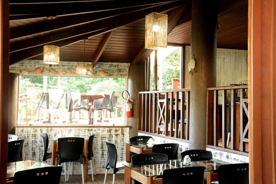 Um restaurante ou outro lugar para comer em Pousada Solar das Tartarugas