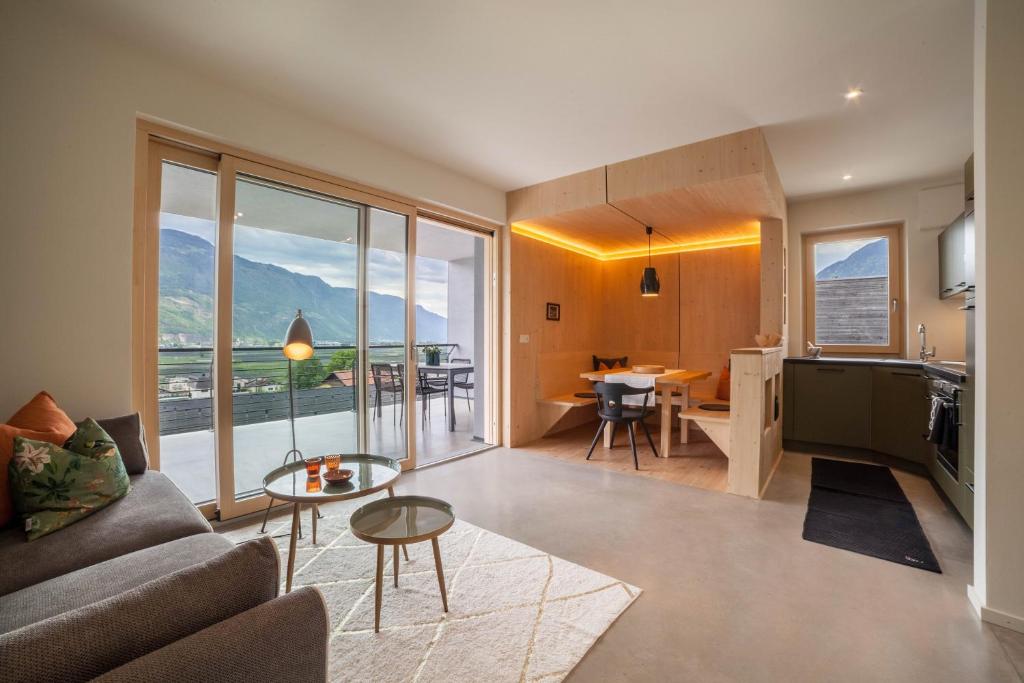 a living room with a couch and a table at Apartment Das Runde in Cermes