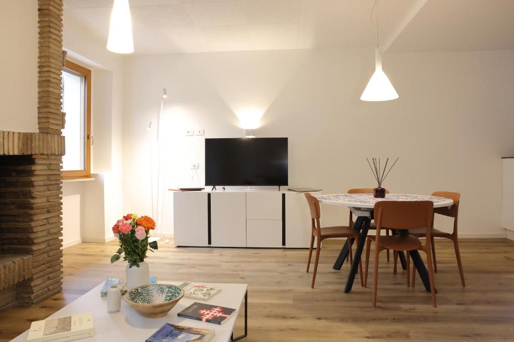 a living room with a table and a kitchen at Appartamento Torricelli in Fossombrone