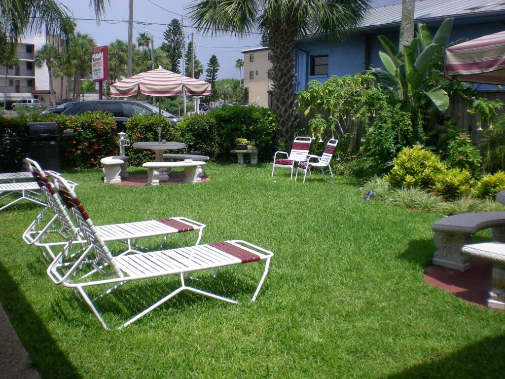 Κήπος έξω από το Carousel Suites -Redington Shores