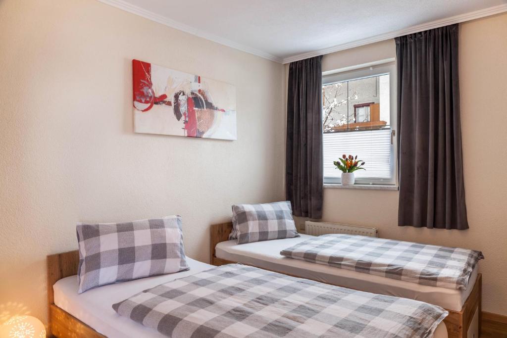 two beds in a room with a window at Apart Bergtraum Ried - Typ 1 in Ried im Oberinntal
