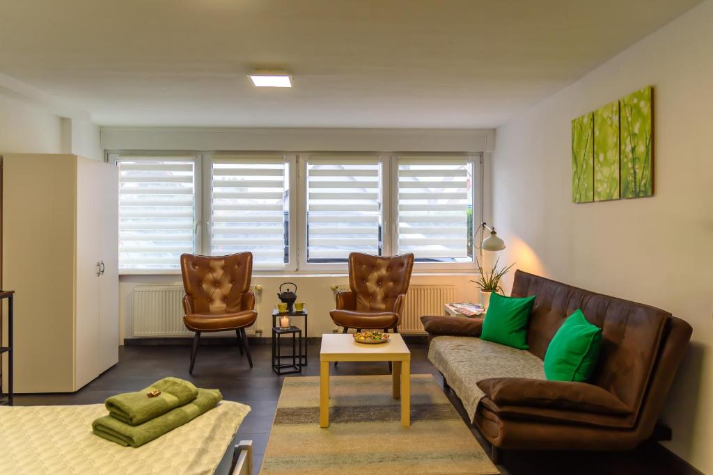 a living room with a couch and two chairs at Ferienwohnung Morgentau in Germersheim
