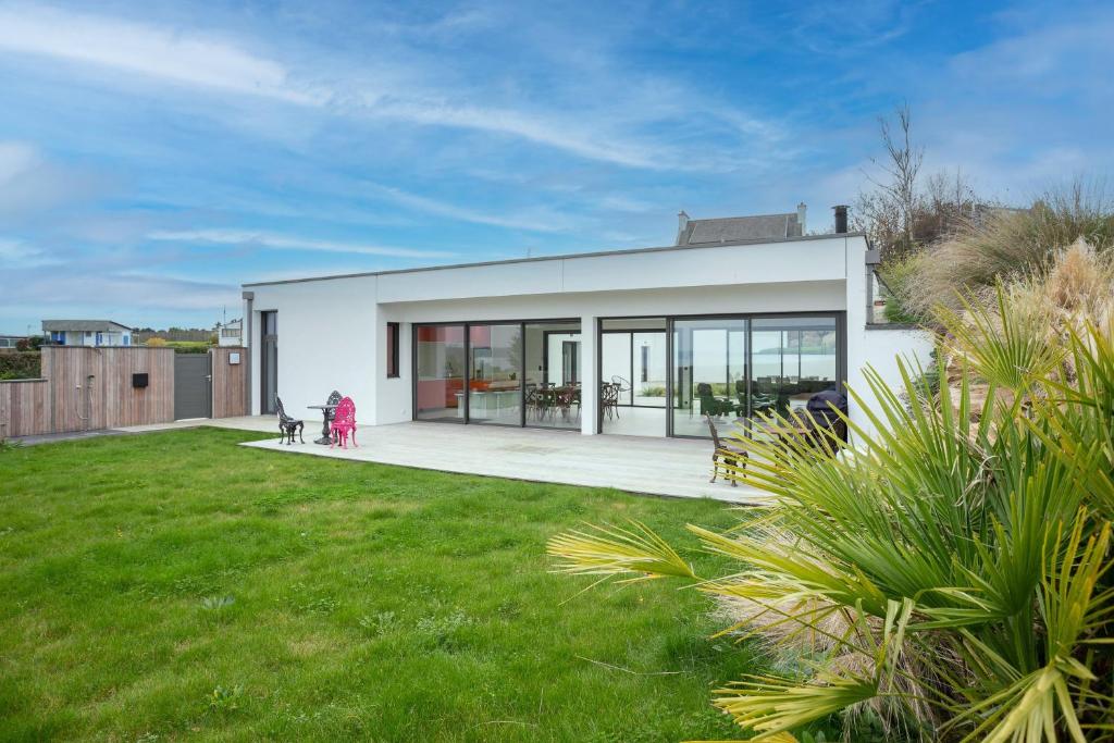 a white house with a green yard at Villa Ker Marie in Locquirec