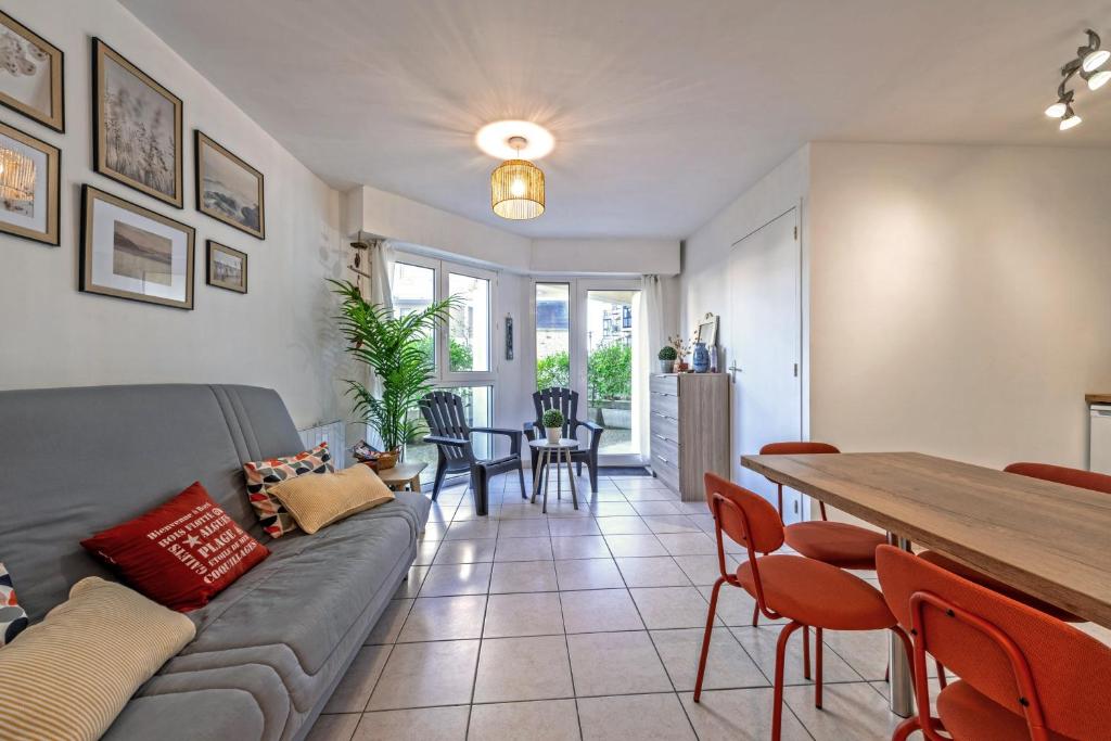 a living room with a couch and a table at Appartement 4 pers 50m de la plage in Plougonvelin