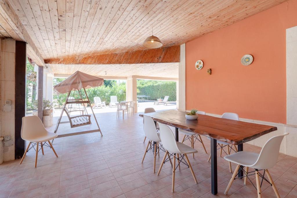 Villa piscina a due passi dal mare