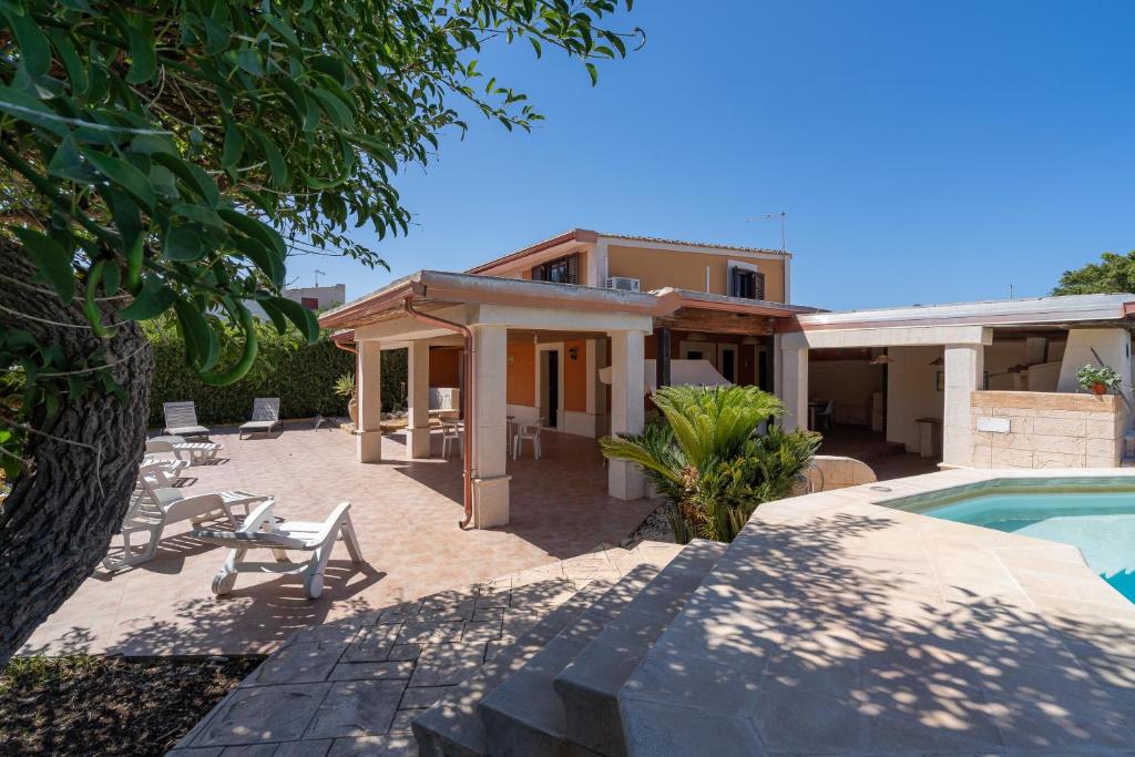 Villa piscina a due passi dal mare