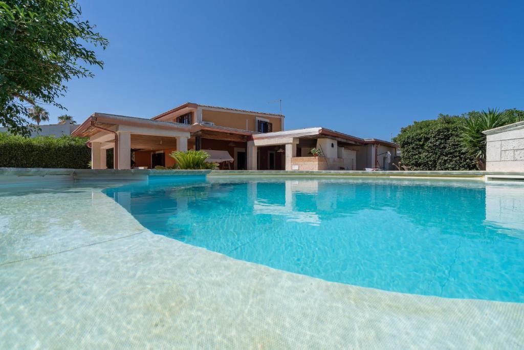 Villa piscina a due passi dal mare