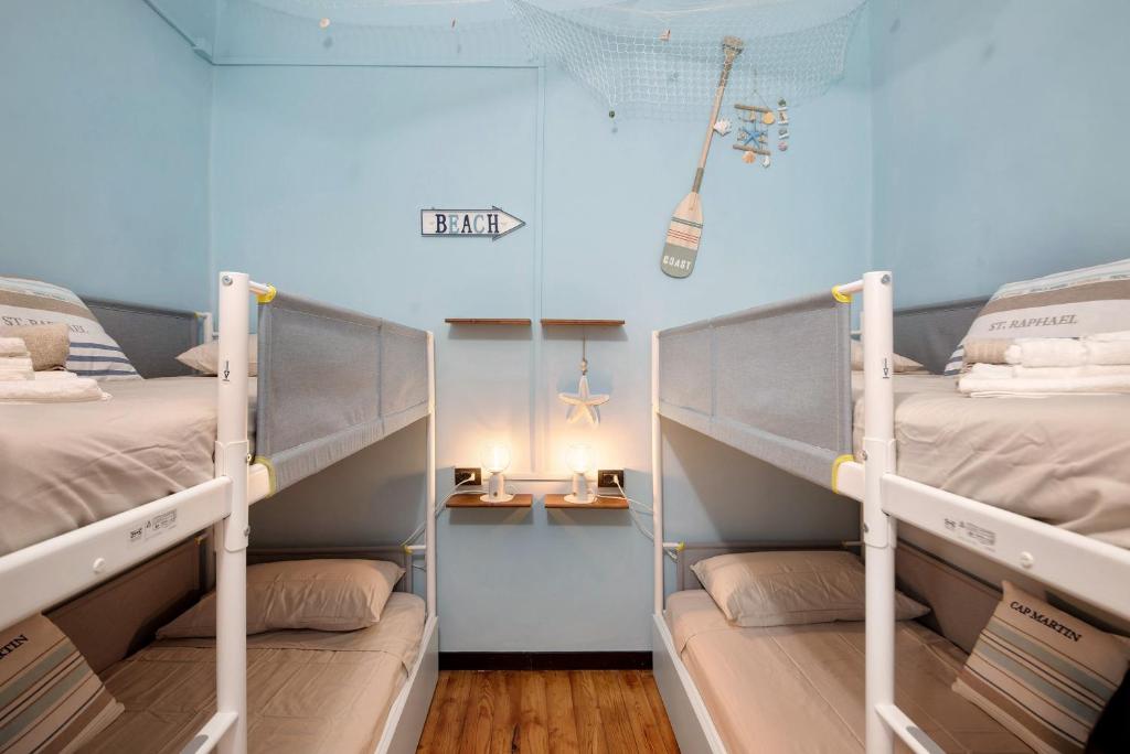 a room with two bunk beds in a room at Apartment baia del silenzio beach in Sestri Levante