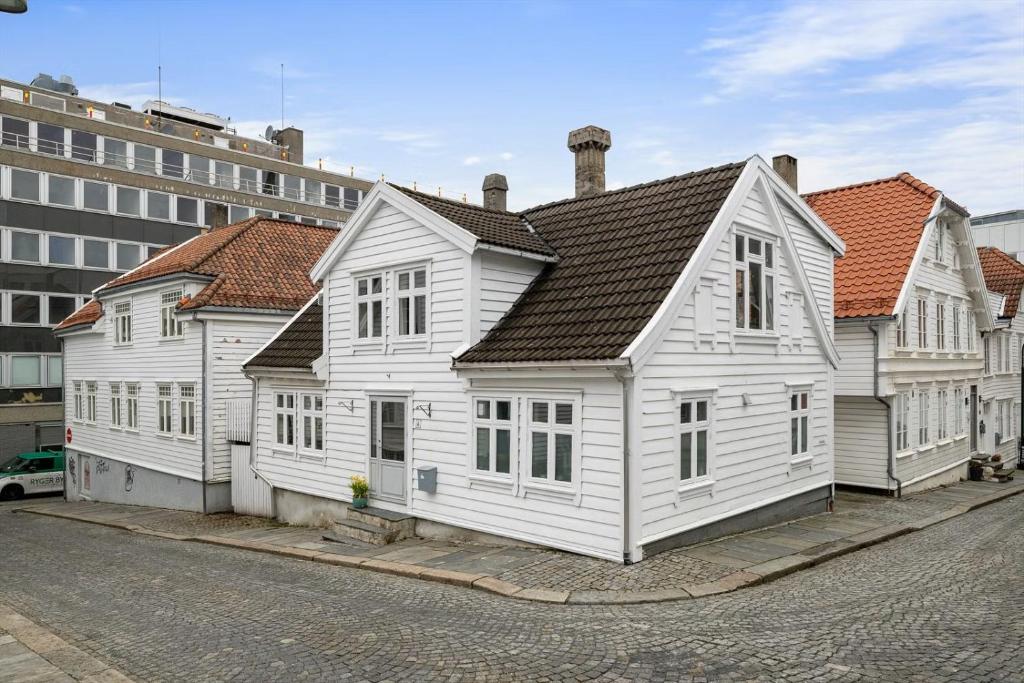a group of white houses sitting on a street at Harmony Apartments - Stavanger Sentrum 2 in Stavanger
