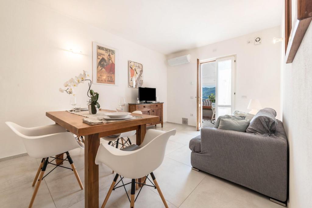 a living room with a table and a couch at Comfort Appartamento Le Cementine in Tremosine Sul Garda