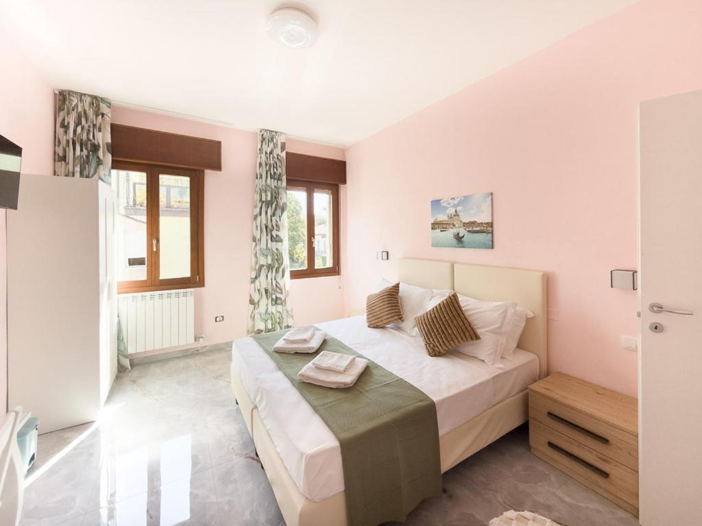 a bedroom with a large bed in a room at Casa Bella Venezia 2 in Mestre