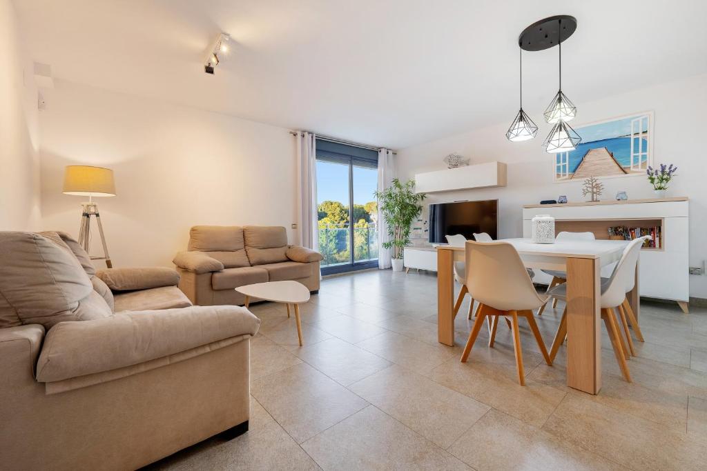 a living room with a couch and a table at Cambrils Platja in Cambrils