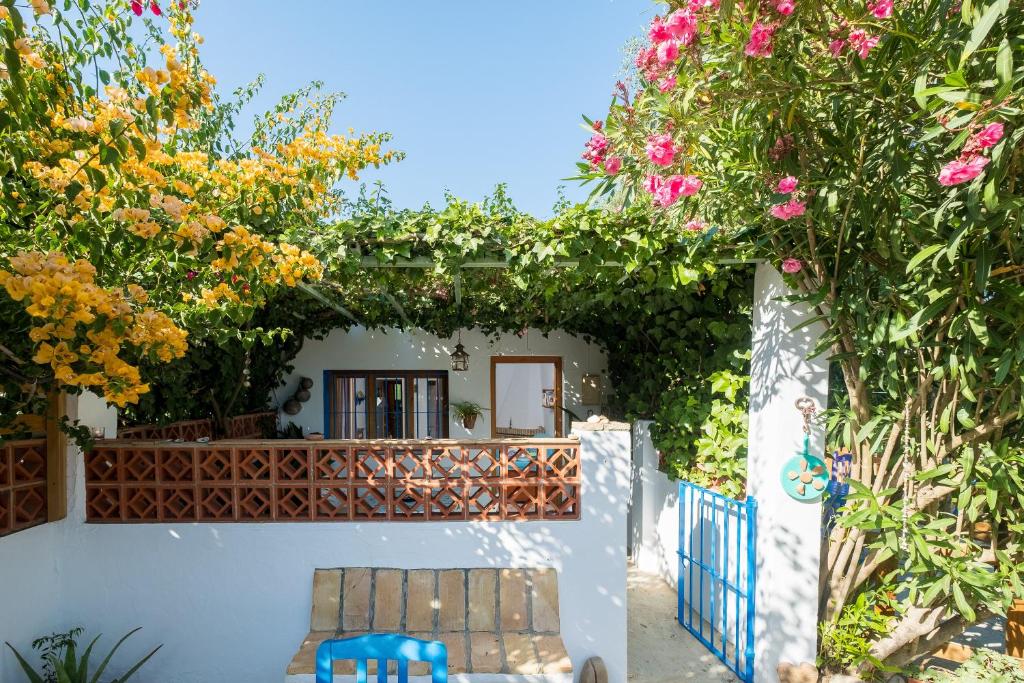 a garden with flowers and a white fence at Casa de María in El Palmar