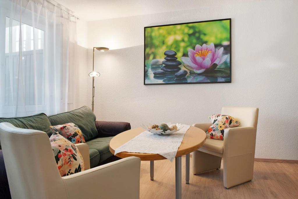 ein Wohnzimmer mit Sofa und Tisch in der Unterkunft Renner in Daisendorf