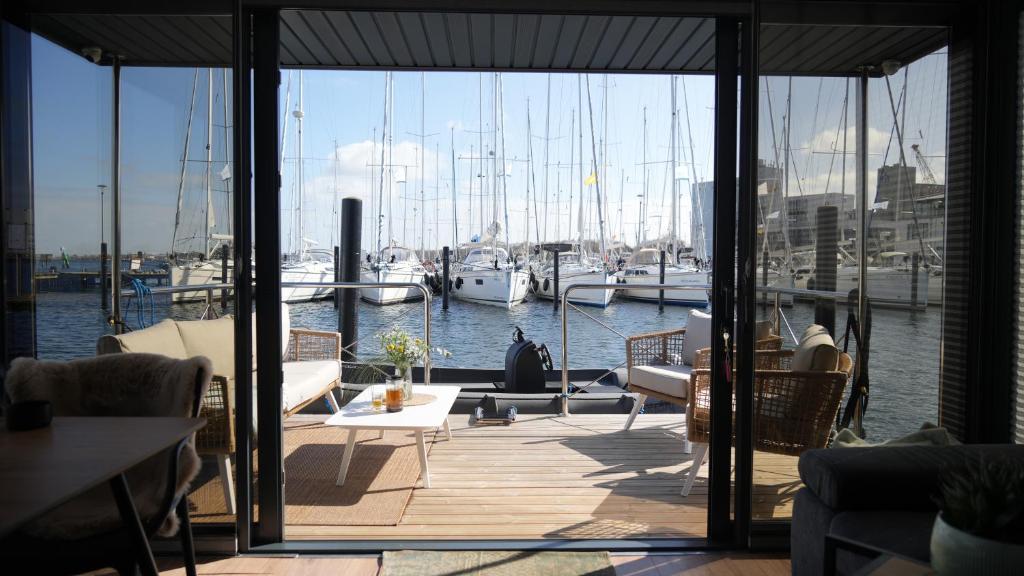a patio with a view of a marina with boats at Hausboot mit Motorboot in Heiligenhafen
