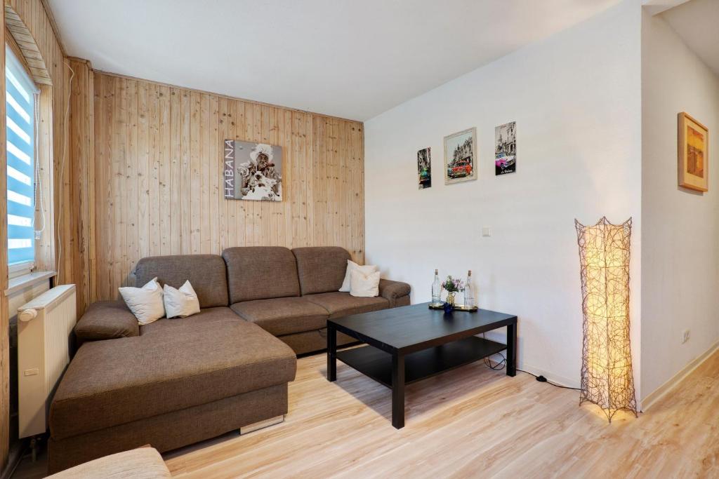 a living room with a couch and a table at Ferienwohnung Kurzentrum in Bad Lausick