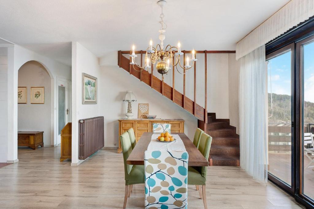 a dining room with a table and a chandelier at Appartamento Gran Vista in Premeno