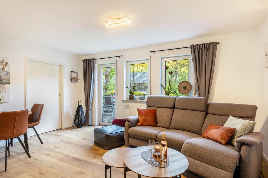 a living room with a couch and a table at Ferienwohnung-Bachlauf-Eslohe in Eslohe