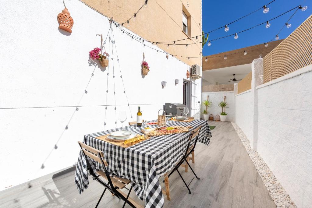 a dining room with a black and white table and chairs at Apartamento Calma Suite in Albox