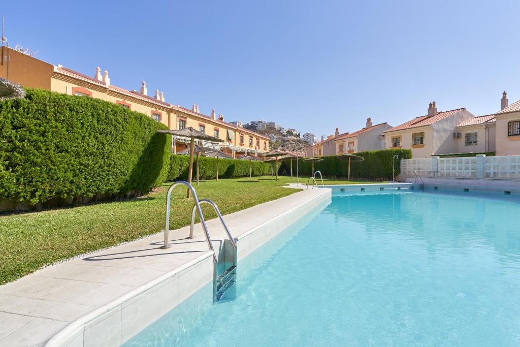 a swimming pool in the middle of a building at Casa del mar Salobreña in Salobreña