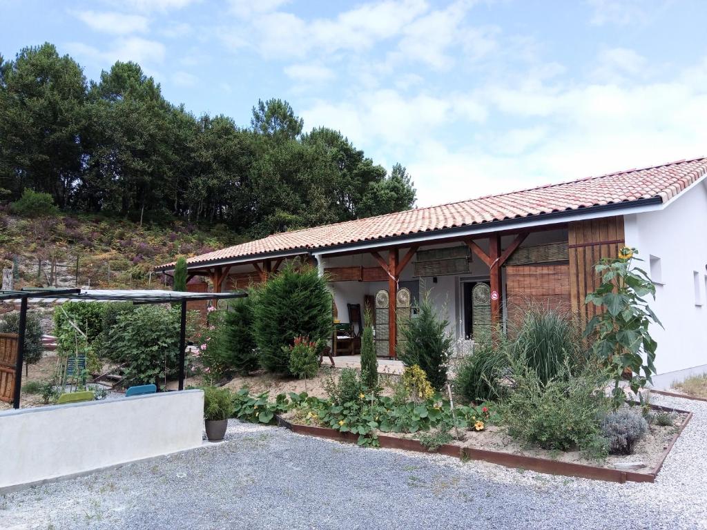 a house with a garden in front of it at Villa proche plage pour 3 pers in Vielle-Saint-Girons