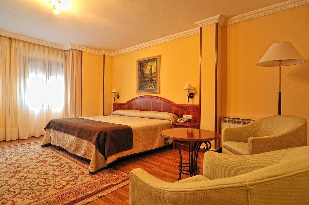 Un pat sau paturi într-o cameră la Hotel Alisi