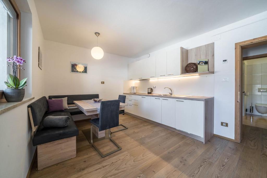 a kitchen and dining room with a table and a counter at Ferienwohnung Kratzberg Edelweiss in Avelengo
