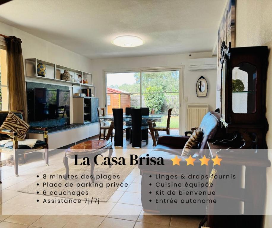 a living room with a bird on a table at Villa Casa Brisa, pour 6 voyageurs, proche des plages à 8 minutes en vélo in Capbreton