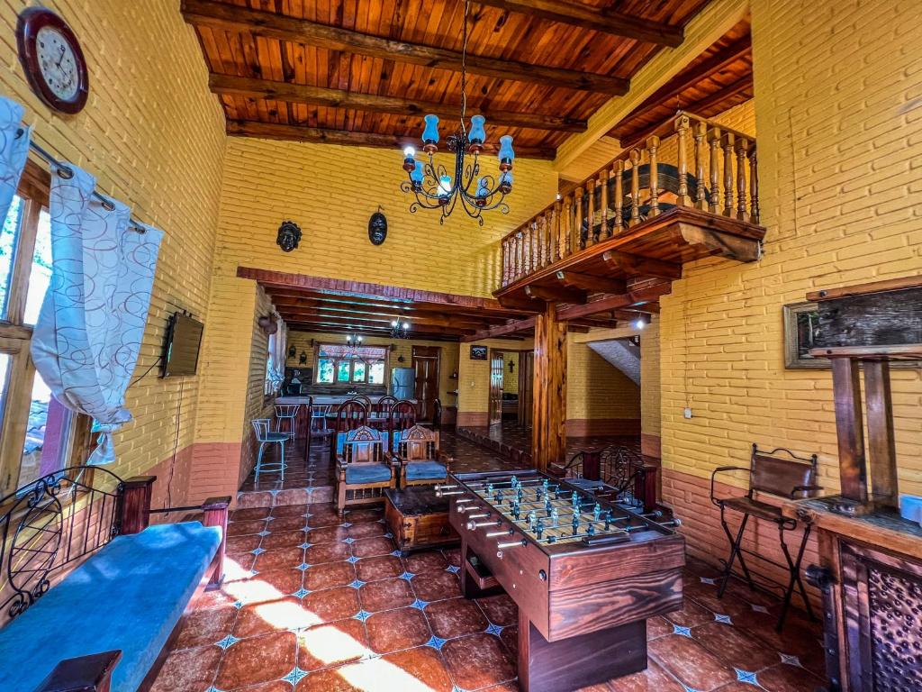 ein großer Raum mit einem Tisch mit Schachbrettern darauf in der Unterkunft Cabañas Lupita 31 in Mazamitla