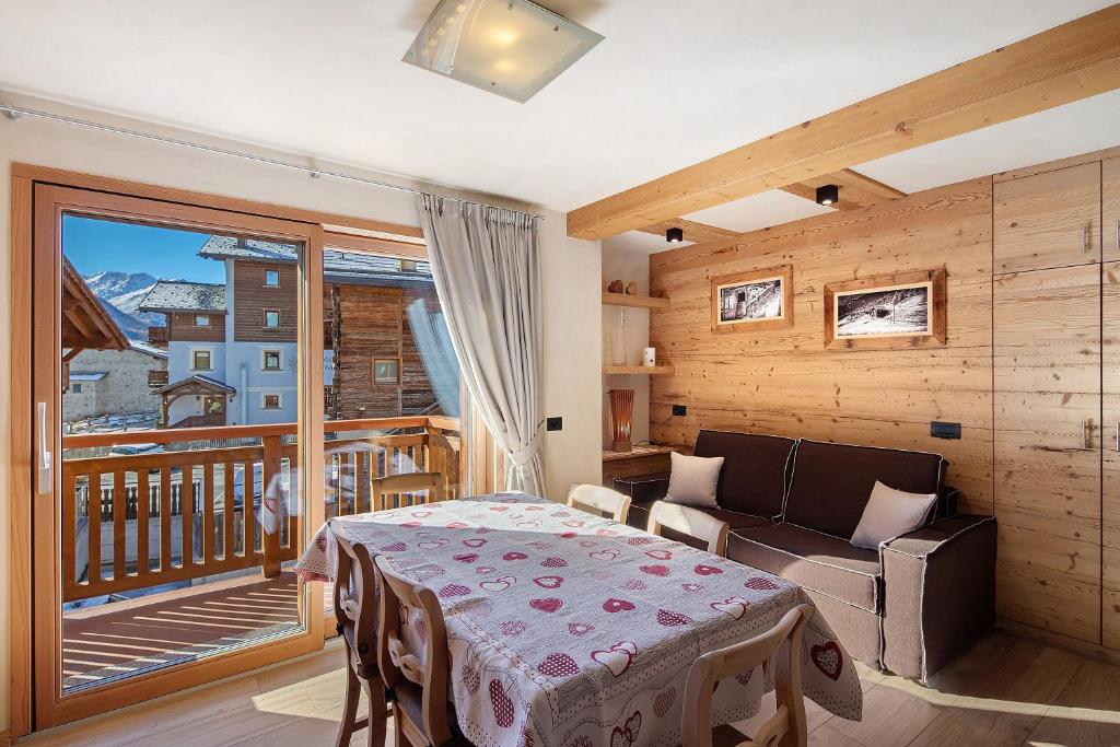 Livigno Wooden House - Three-Bedroom Premium Apartment With Balcony