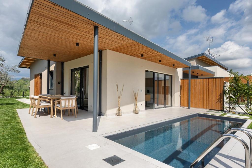 a house with a swimming pool next to a house at Villa Luma with private Pool in Lazise
