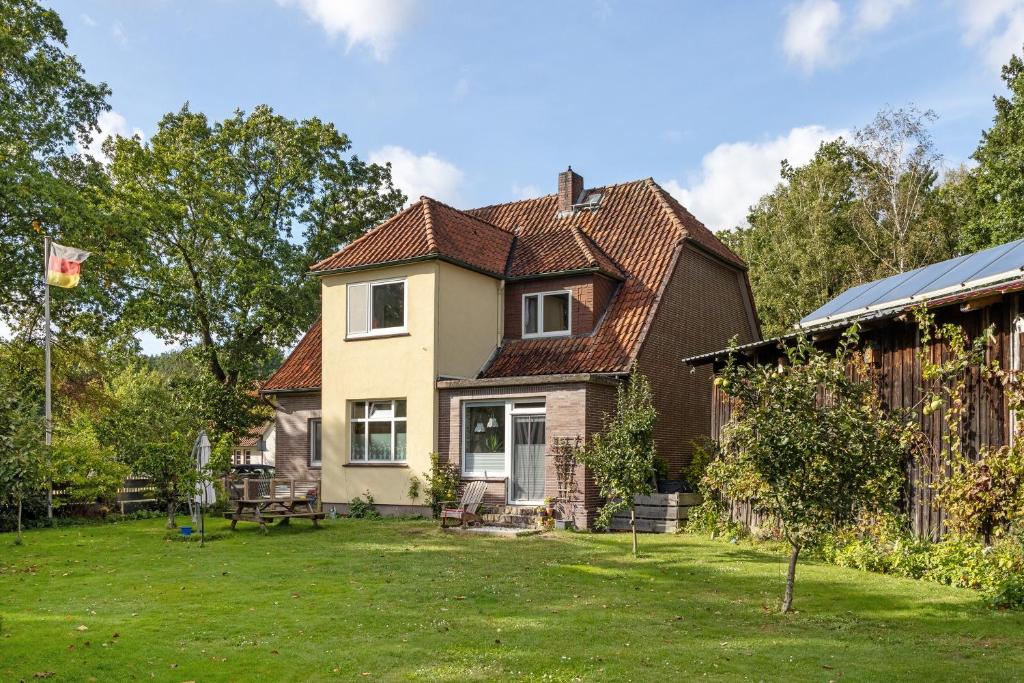 ein Haus mit einem Vorgarten in der Unterkunft Rode in Faßberg