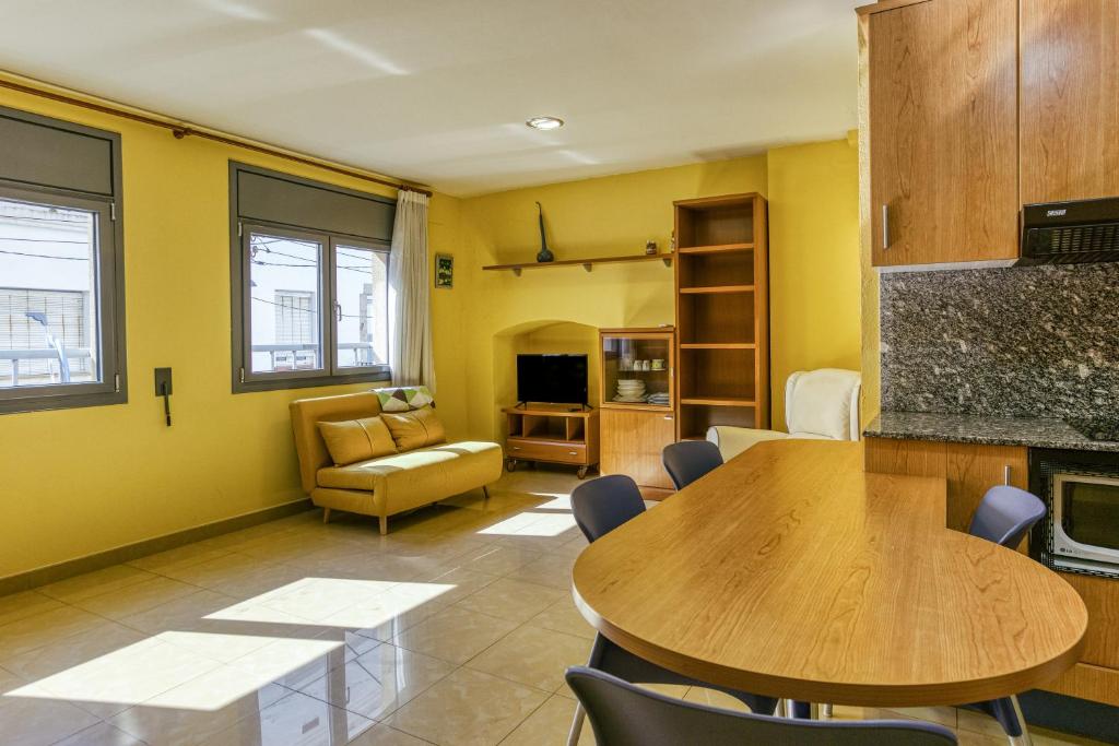 a living room with a wooden table and a couch at Estudio P in L'Escala