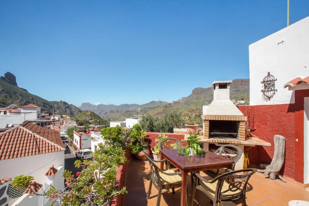 a balcony with a table and a grill on a building at Casa Rural Serafín in Tejeda